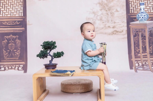 广州借卵试管代怀包男孩女宝宝换尿布